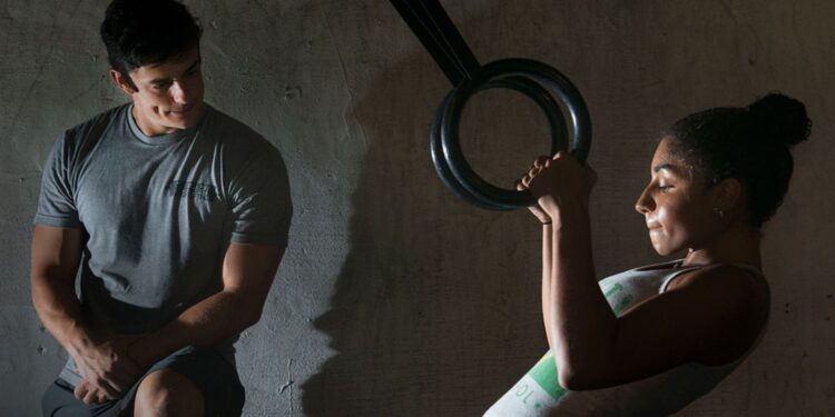 Homem e mulher durante treino