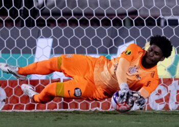 Hugo Souza durante jogo contra a Portuguesa