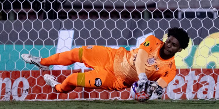 Hugo Souza durante jogo contra a Portuguesa