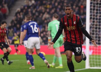 Rayan comemorando gol na Premier League