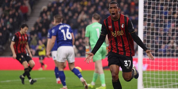 Rayan comemorando gol na Premier League