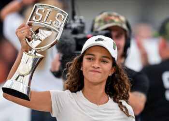 Rayssa Leal segurando troféu da SLS