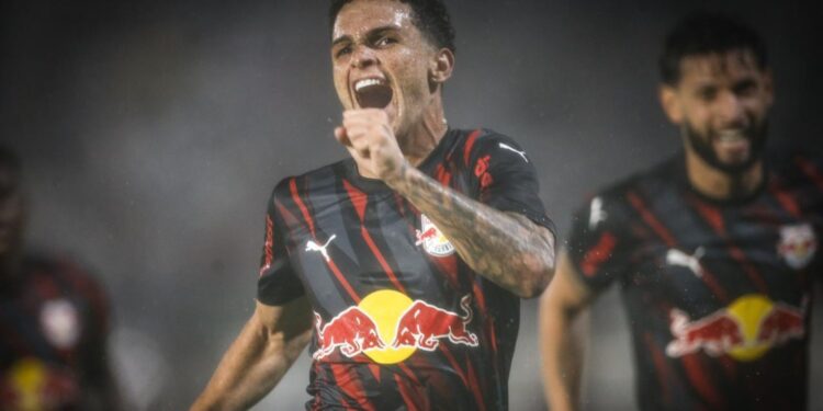 Gustavinho comemorando gol do RB Bragantino