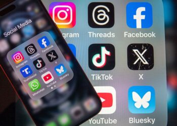 Celular mostrando redes sociais