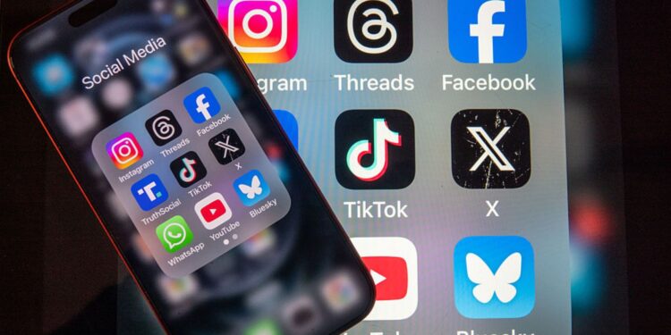 Celular mostrando redes sociais