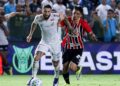 Lance do jogo entre Santos e São Paulo