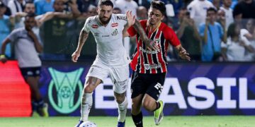 Lance do jogo entre Santos e São Paulo