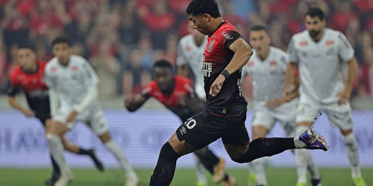 Lance do jogo entre Athletico-PR e Santos