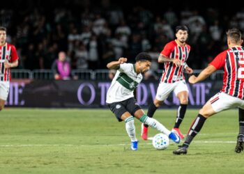 Lance do jogo entre Coritiba e São Paulo