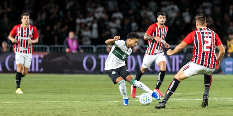 Lance do jogo entre Coritiba e São Paulo