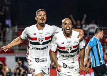 Lucas comemorando primeiro gol do São Paulo