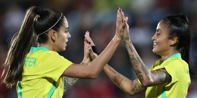 Jogadoras da Seleção Brasileira feminina comemorando