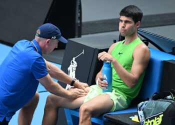 Carlos Alcaraz descansando corpo em jogo de tênis