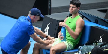 Carlos Alcaraz descansando corpo em jogo de tênis