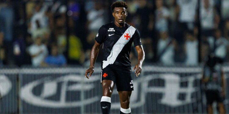 Thiago Mendes durante partida do Vasco