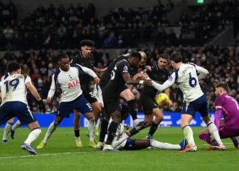 Lance do jogo entre Tottenham e Manchester City
