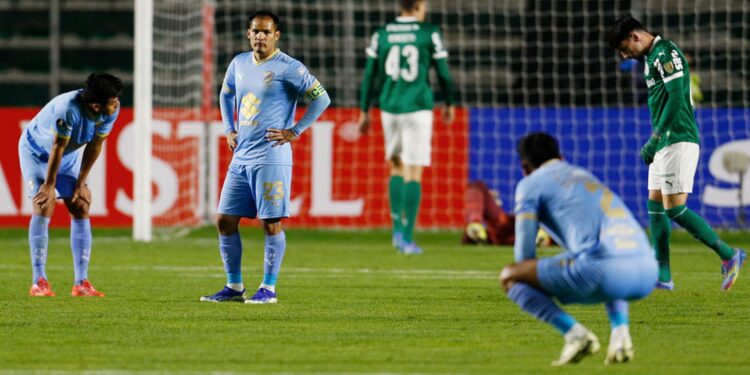 Foto do jogo entre Bolívar e Palmeiras, na altitude, em 2025