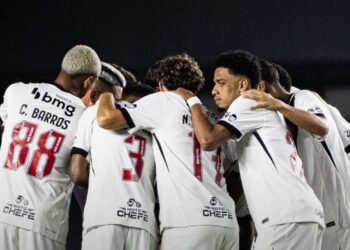 Jogadores do Vasco antes de partida contra o Madureira