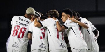 Jogadores do Vasco antes de partida contra o Madureira