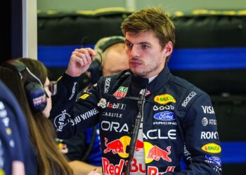 Verstappen na garagem durante testes da F1