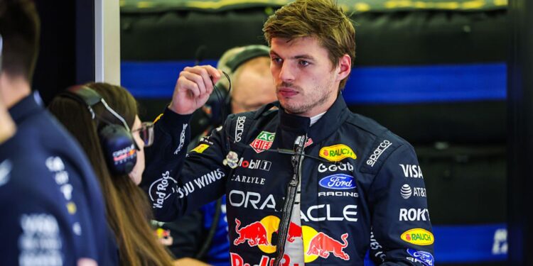 Verstappen na garagem durante testes da F1