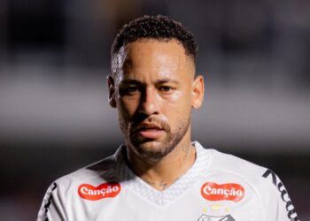 Neymar em ação contra o Velo Clube