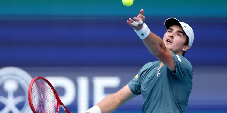 João Fonseca encara o desafio de parar Carlos Alcaraz na segunda rodada do Miami Open