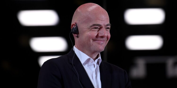 Presidente da Fifa defende tolerância zero contra o racismo e aponta Espanha como favorita ao título
