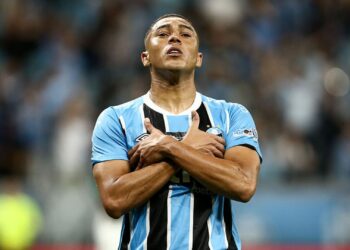 Carlos Vinícius marcou o terceiro do Grêmio na vitória sobre o Inter