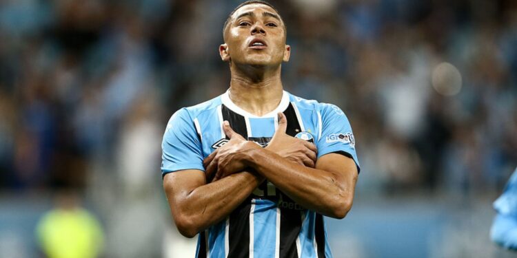 Carlos Vinícius marcou o terceiro do Grêmio na vitória sobre o Inter