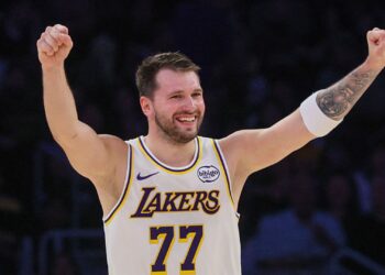 Luka Doncic foi o destaque dos Lakers na vitória sobre os Kings
