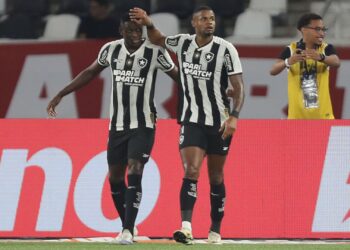 O Botafogo está perto de acertar o retorno do atacante Júnior Santos