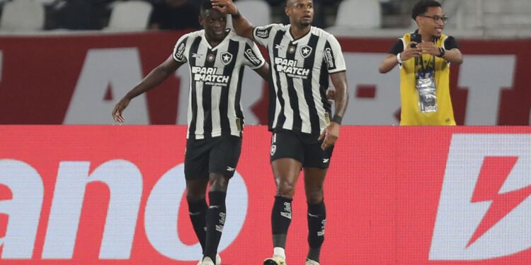 O Botafogo está perto de acertar o retorno do atacante Júnior Santos