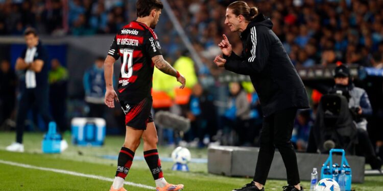 Arrascaeta e Jorginho prestam homenagens a Filipe Luís após saída do Flamengo