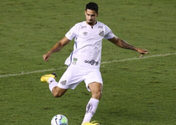 O Santos acertou a contratação do zagueiro Lucas Veríssimo