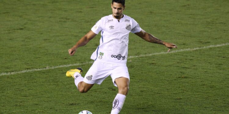 O Santos acertou a contratação do zagueiro Lucas Veríssimo