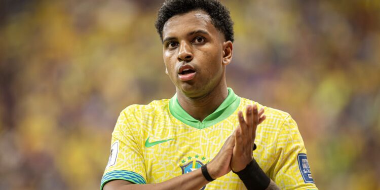 Lesão grave de Rodrygo tira o atacante dos planos de Carlo Ancelotti para 2026
