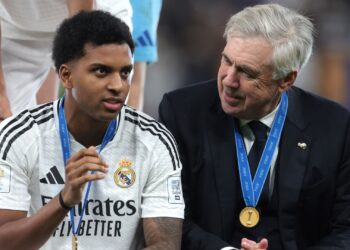 Carlo Ancelotti e Neymar prestam solidariedade para Rodrygo após grave diagnóstico no joelho