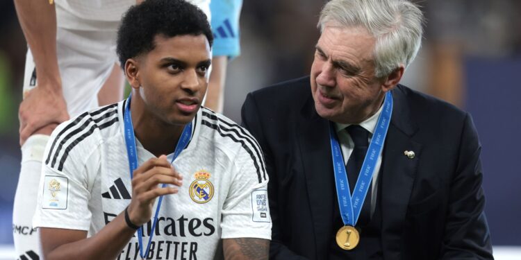 Carlo Ancelotti e Neymar prestam solidariedade para Rodrygo após grave diagnóstico no joelho