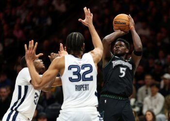 Anthony Edwards foi o cestinha da vitória dos Timberwolves sobre os Grizzlies