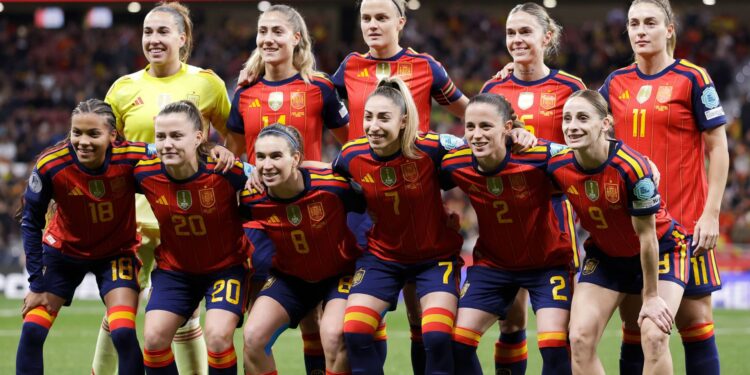 Seleção feminina da Espanha aguarda aval da UEFA para viajar