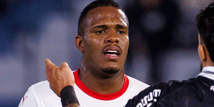Gustavo Marques fica fora de 12 partidas após ofensas contra a árbitra Daiane Muniz