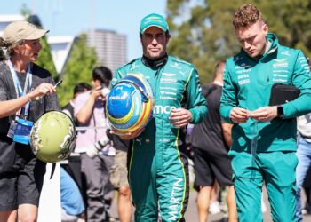 Adrian Newey e Fernando Alonso tentam encontrar soluções para as falhas de bateria antes da corrida de domingo