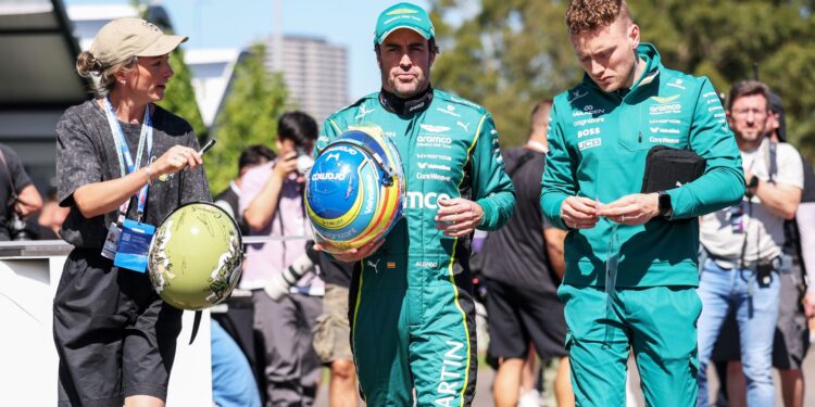 Adrian Newey e Fernando Alonso tentam encontrar soluções para as falhas de bateria antes da corrida de domingo