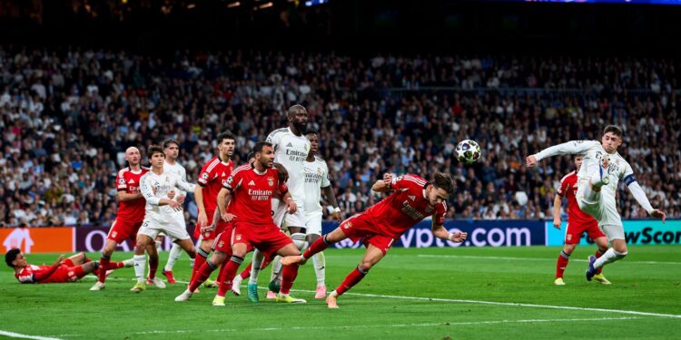 Uefa aplica multa ao Real Madrid e ameaça fechar setores do Bernabéu após ato extremista na Champions