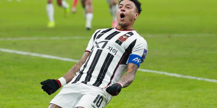 Lingard chega ao Parque São Jorge com experiência de Copa do Mundo e contrato até o fim da temporada