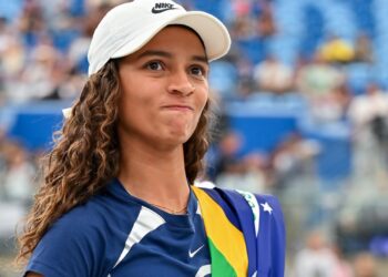 Rayssa Leal supera chuva e garante vaga nas semifinais com o apoio da torcida em São Paulo