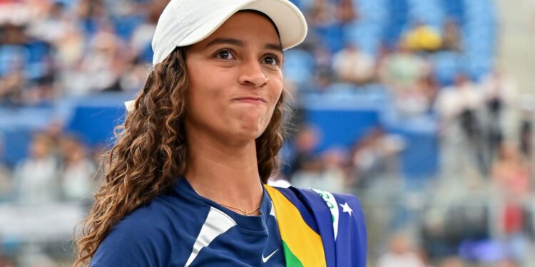Rayssa Leal supera chuva e garante vaga nas semifinais com o apoio da torcida em São Paulo