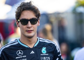 George Russell recebe advertência da FIA após fechar Arvid Lindblad na saída dos boxes