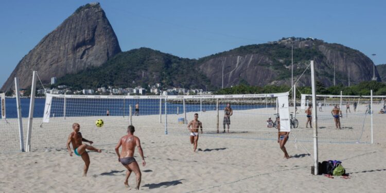 Popular no Brasil, o futevôlei gera diversos benefícios para a saúde